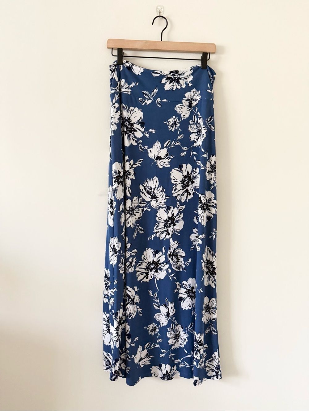 Kaileigh "Delina" Floral Knit Maxi Skirt in Blue Floral Size L
